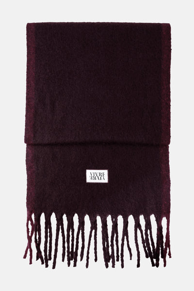 Bordeaux gebreide sjaal van STREET ONE, met een wit label en decoratieve franjes.