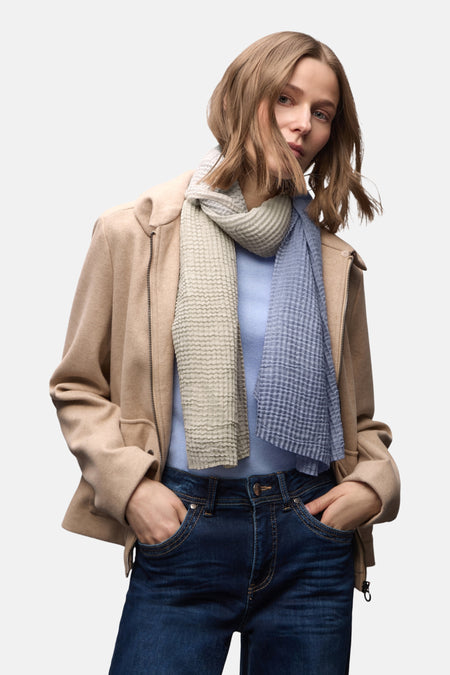 Foulard multicolore de Street One, porté avec une veste beige zippée et un pull bleu.