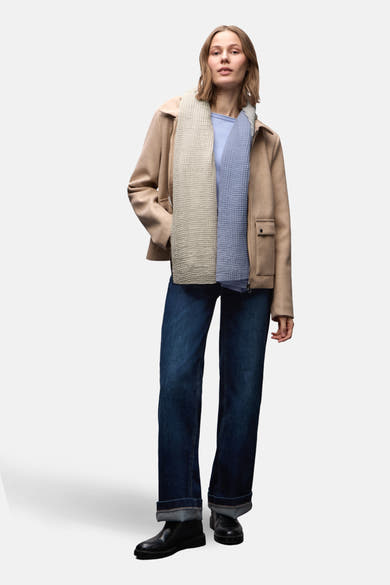 Foulard multicolore de STREET ONE avec texture ondulée et superposition sur pull et veste beige.
