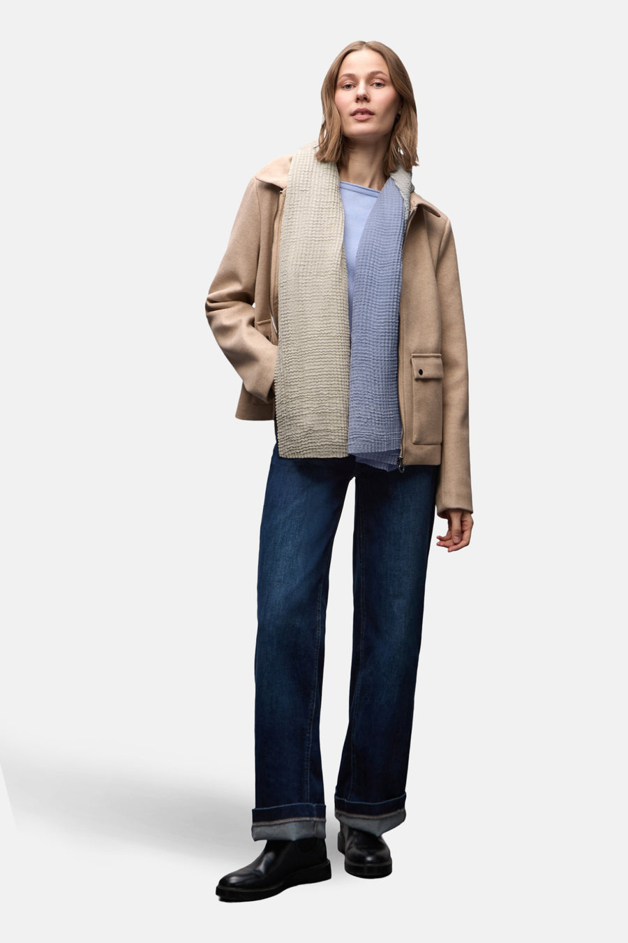 Foulard multicolore de STREET ONE avec texture ondulée et superposition sur pull et veste beige.
