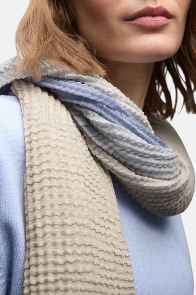 Foulard multicolore de Street One avec un motif gaufré texturé, porté avec un pull bleu clair.
