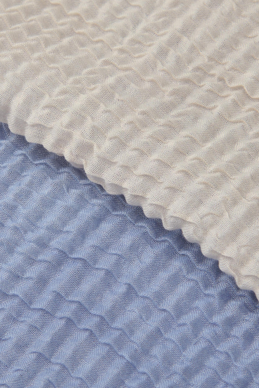 Foulard multicolore de STREET ONE, texture gaufrée en coton mélangé blanc et bleu pastel.