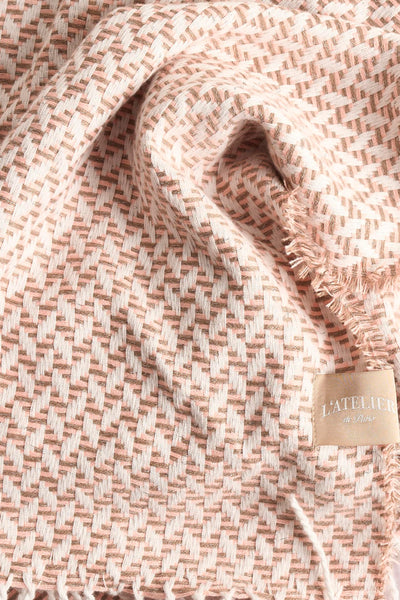 Multikleurige sjaal van STREET ONE met getextureerd weefpatroon en delicate franjes.