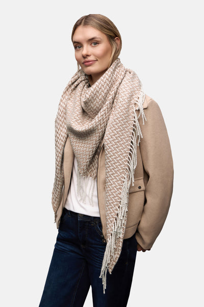 Écharpe multicolore de Street One, à motif texturé avec des franges, portée avec une veste beige et un jean foncé.
