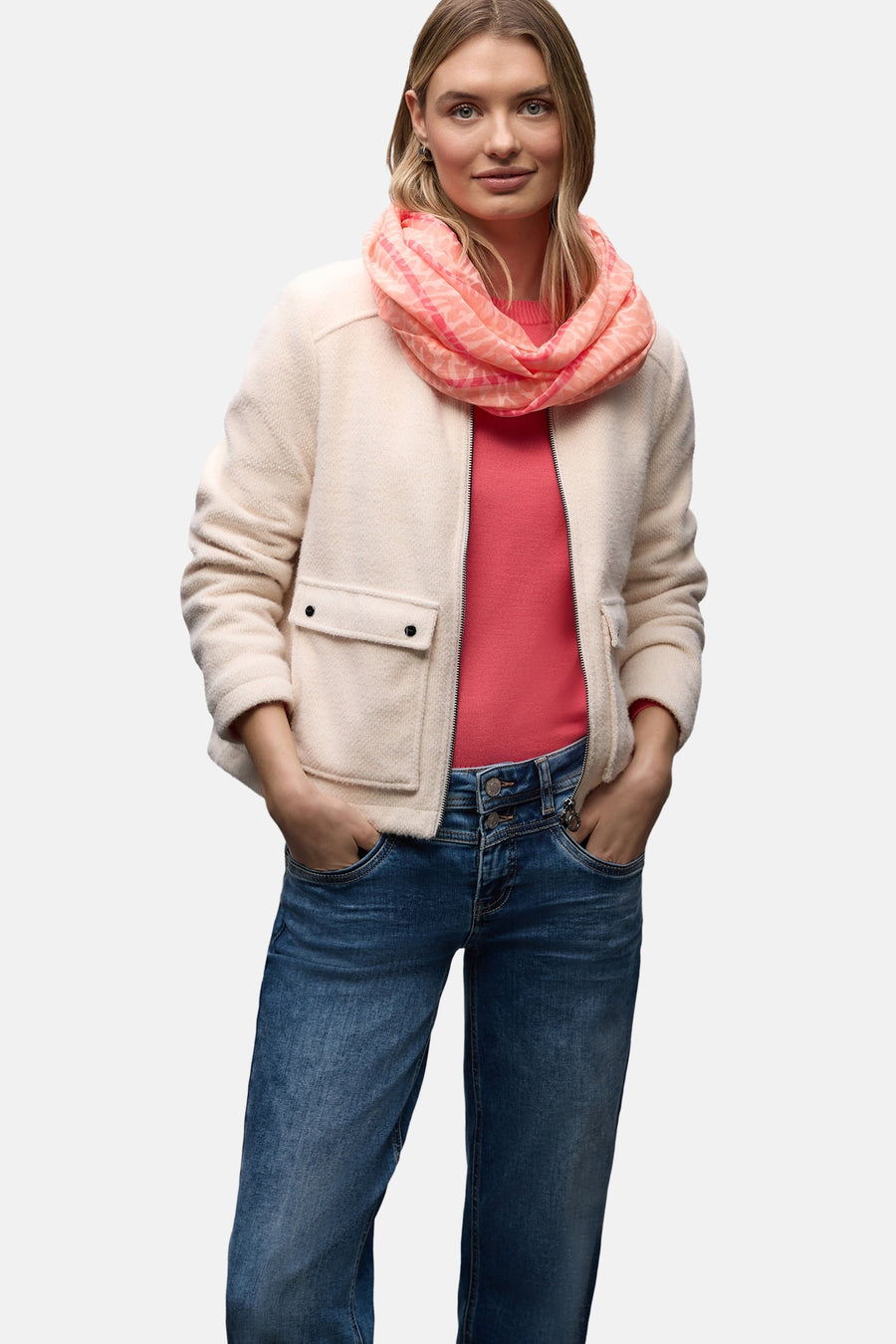 Foulard corail par Street One, porté en boucle autour du cou, avec un motif discret et une veste écrue.