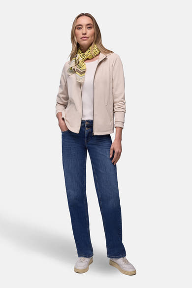 Multikleuren sjaal van Street One, met geometrisch patroon en stippen, gedragen met een beige jasje en een blauwe jeans.