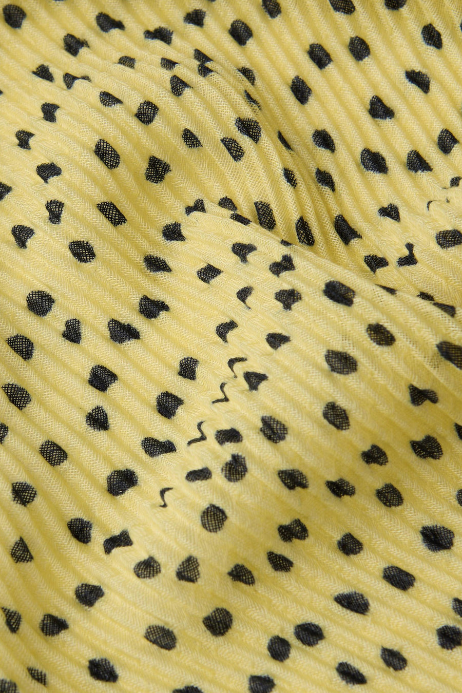 Gele sjaal met zwarte stippen van Street One, geplooid textuurpatroon, gedrapeerde val.