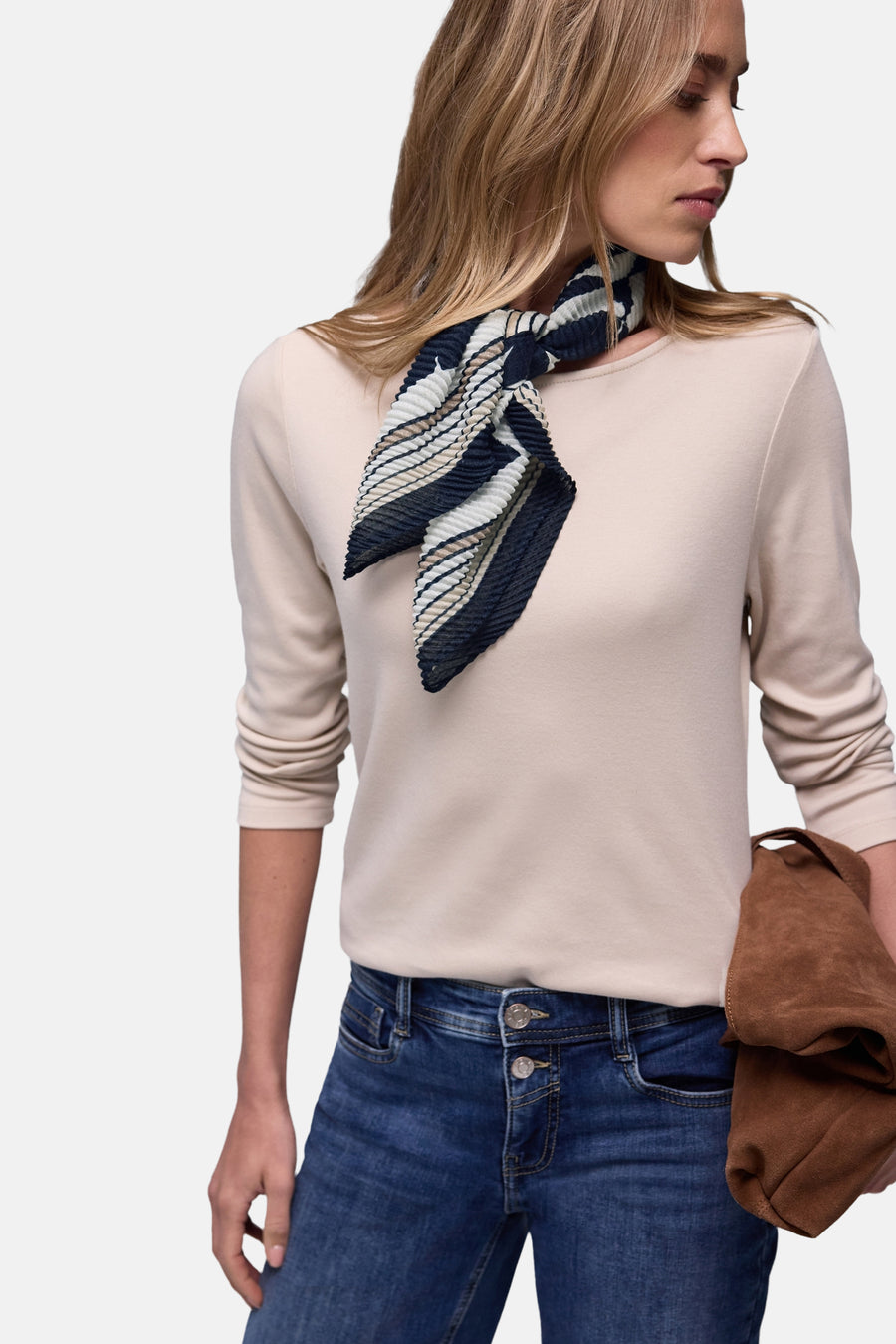 Foulard multicolore de Street One, à rayures et motif étoiles, porté avec un t-shirt beige et un jean bleu.
