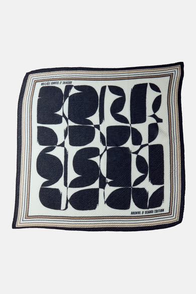 Foulard multicolore de Street One avec un motif abstrait noir et bordure à rayures.
