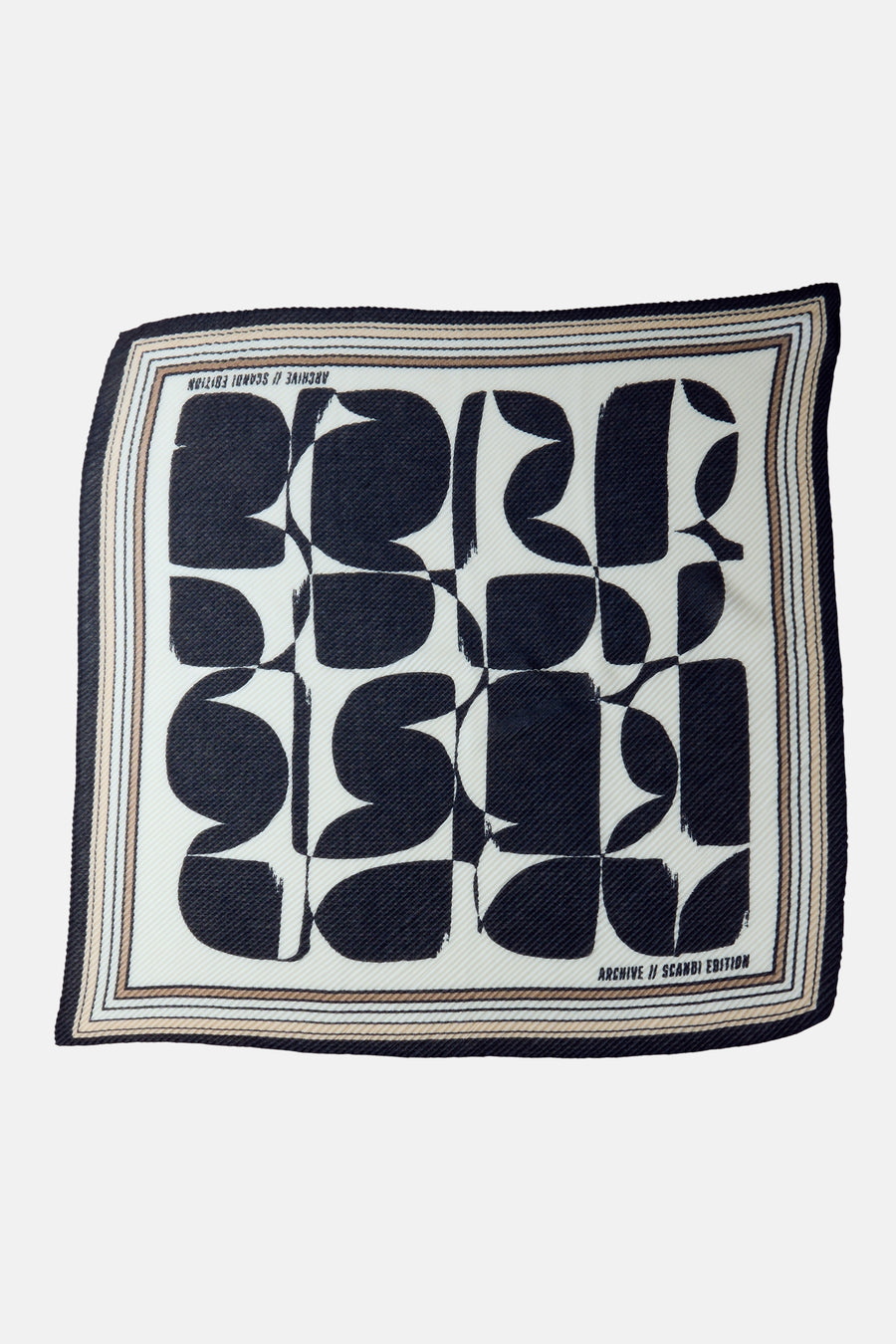 Foulard multicolore de Street One avec un motif abstrait noir et bordure à rayures.
