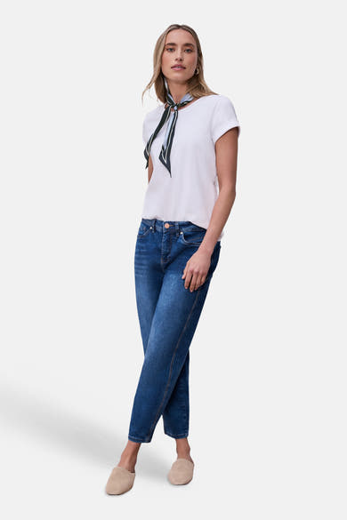 Foulard bleu de STREET ONE, porté autour du cou avec un t-shirt blanc et un jean bleu.