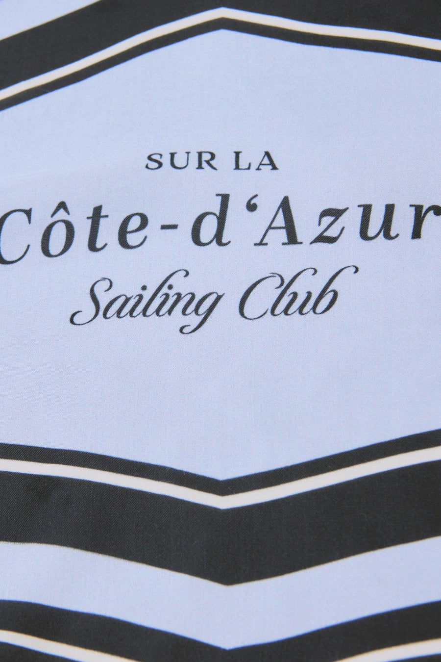 Foulard bleu de STREET ONE avec motif graphique à chevrons noirs et blancs, texte imprimé.