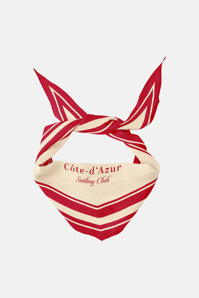 Multikleurige sjaal van STREET ONE, rood en crèmekleurig strepenpatroon, gedragen met een spijkerbroek en een wit T-shirt.