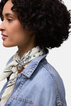 Foulard multicolore de Street One avec motifs graphiques, porté avec une veste en jean.