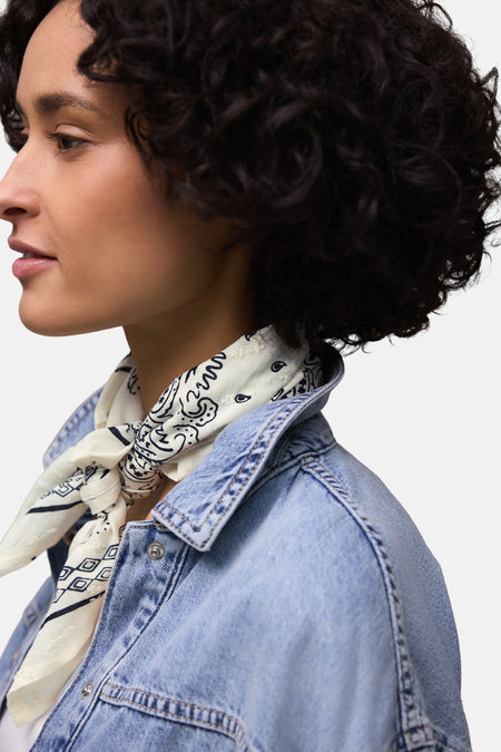 Foulard multicolore de Street One avec motifs graphiques, porté avec une veste en jean.