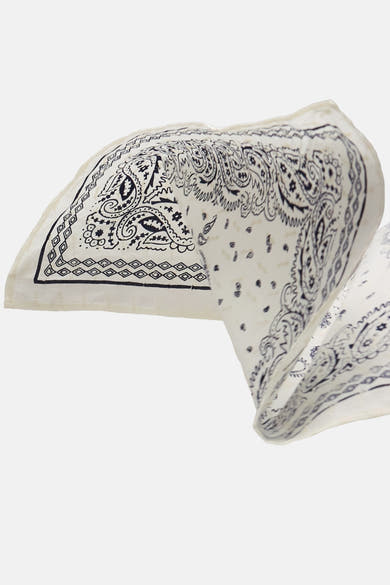 Foulard multicolore de Street One, avec motif cachemire et bordure géométrique.