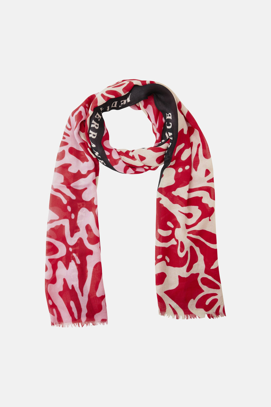 Multikleurige sjaal van STREET ONE, met rood en roze abstract patroon, gedragen met een lichtblauwe spijkerjas.