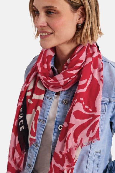 Foulard multicolore de STREET ONE, à motif abstrait rouge et rose, porté avec une veste en jean bleu clair.
