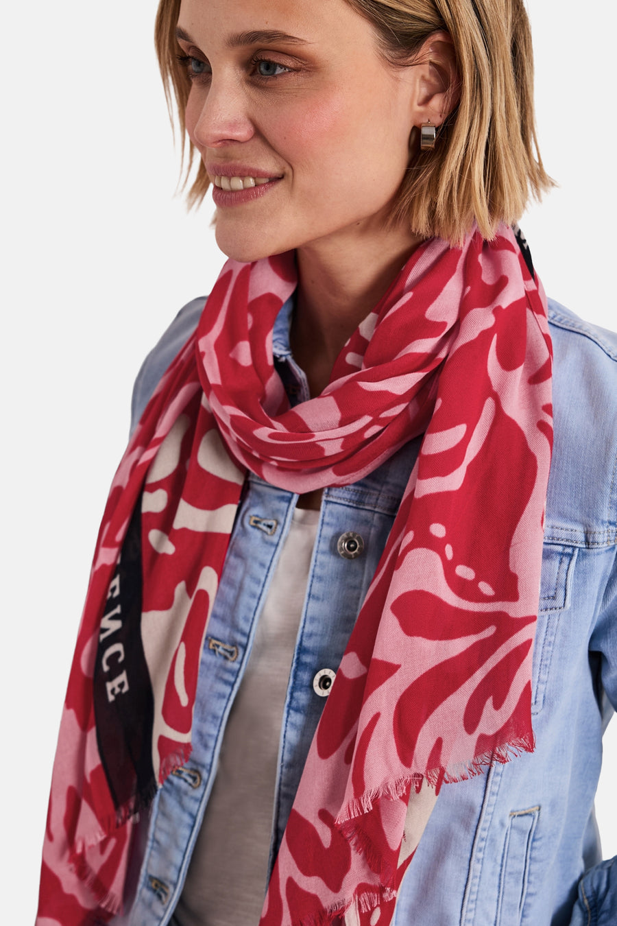 Foulard multicolore de STREET ONE, à motif abstrait rouge et rose, porté avec une veste en jean bleu clair.
