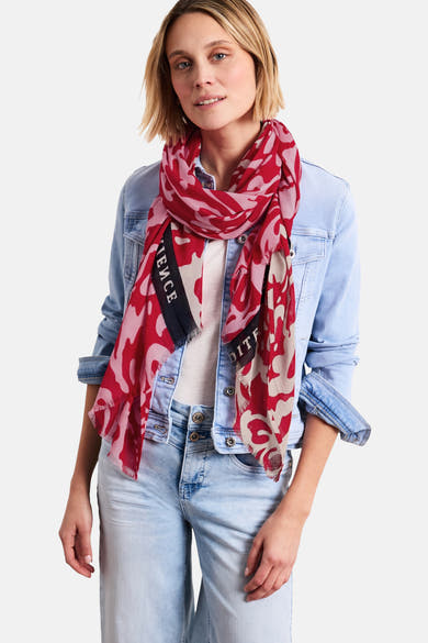 Multikleuren sjaal van Street One, met abstract patroon gedragen met een spijkerjasje en een casual broek.