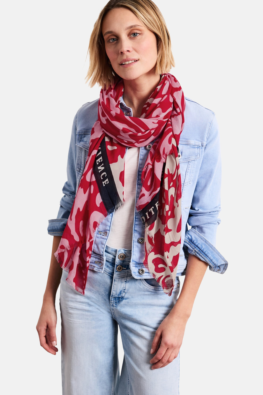 Multikleuren sjaal van Street One, met abstract patroon gedragen met een spijkerjasje en een casual broek.