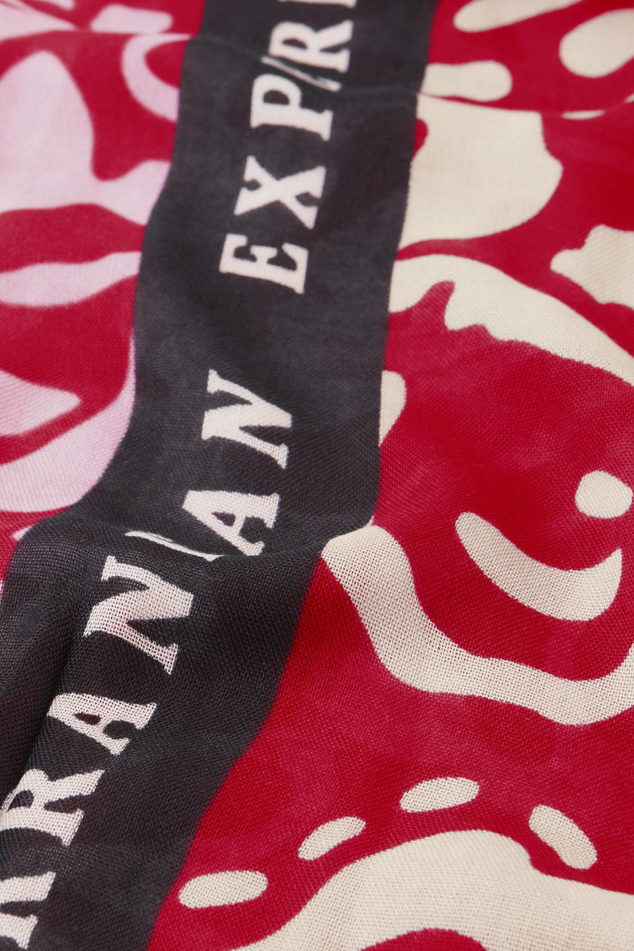 Multikleurige sjaal van Street One, met een rood-wit abstract patroon en een zwarte opdruk.