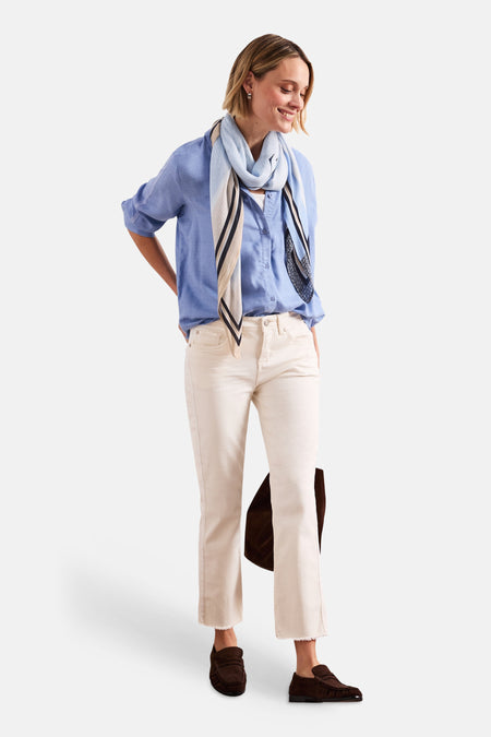 Foulard multicolore de Street One, porté avec une chemise bleue et un pantalon blanc.