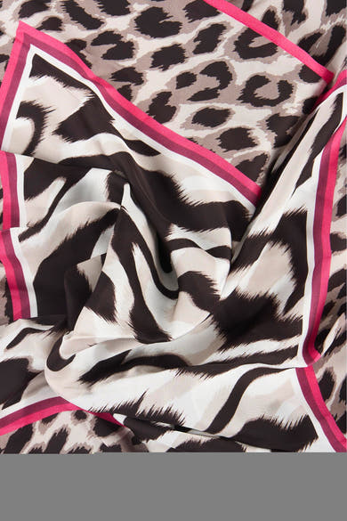 Multikleurige sjaal van STREET ONE met luipaard- en zebraprint, met fuchsia roze randen, gedrapeerd.