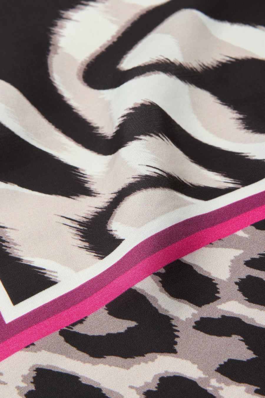 Foulard multicolore de STREET ONE à imprimé animal noir, blanc et gris avec une bande fuchsia et violette.