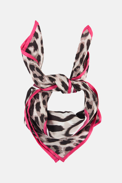 Multikleurige sjaal van STREET ONE met luipaardprint, fuchsia randen en knoop.