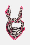 Multikleurige sjaal van STREET ONE met luipaardprint, fuchsia randen en knoop.