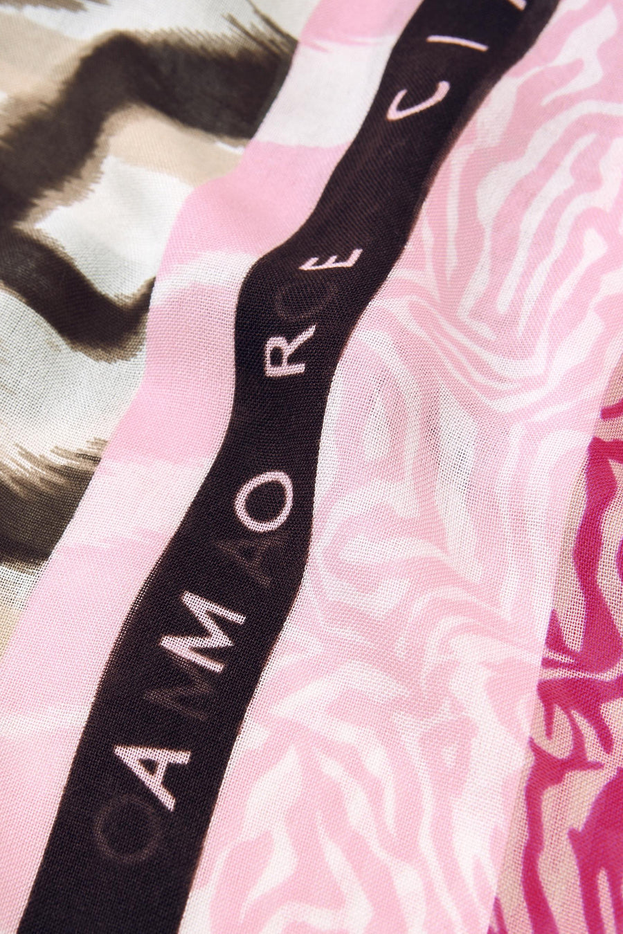 Multikleurige sjaal van STREET ONE met bruine dierenprint, roze strepen en 'AMORE' opschrift op zwarte band.