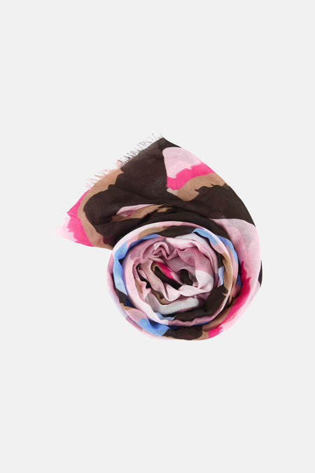 Multikleurige sjaal van STREET ONE gedrapeerd met een abstract patroon in roze, bruin en blauw.