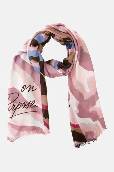 Multikleuren sjaal van STREET ONE met roze, bruin en blauw abstract patroon, met de tekst "on purpose" en gerafelde randen.