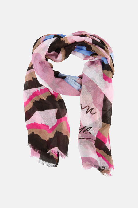 Multikleurige sjaal van STREET ONE met roze, blauwe, bruine en zwarte abstracte print, met gerafelde randen en handschrift.