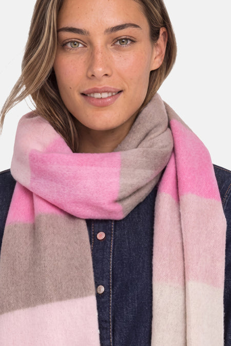 Écharpe multicolore à larges bandes roses et beiges STREET ONE portée autour du cou.