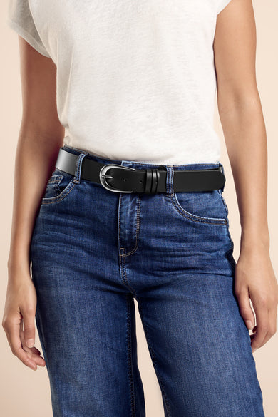 Ceinture noire de STREET ONE, portée avec un jean et un t-shirt blanc uni.
