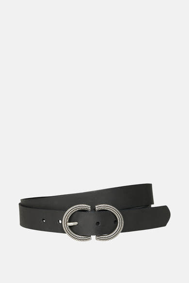 Zwarte riem van Street One, gedragen met een jas met patroon en een verbleekte spijkerbroek.