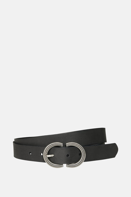 Zwarte riem van Street One, gedragen met een jas met patroon en een verbleekte spijkerbroek.
