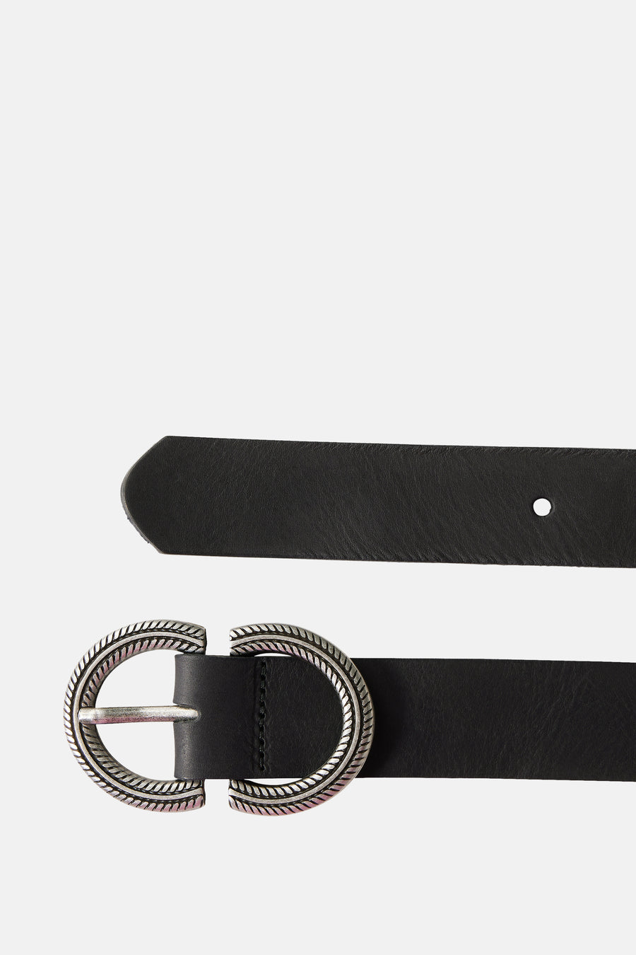 Zwarte leren riem van STREET ONE met decoratieve zilveren gesp en riemlus.