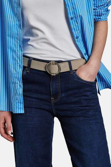 Beige riem van Street One met ronde gesp, gedragen met een donkerblauwe jeans en een blauw gestreept overhemd.