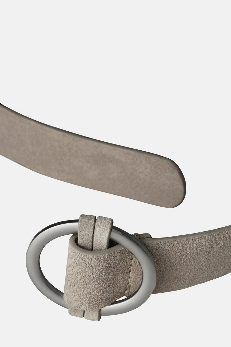 Beige riem van Street One, met een ovale zilveren gesp, close-up.