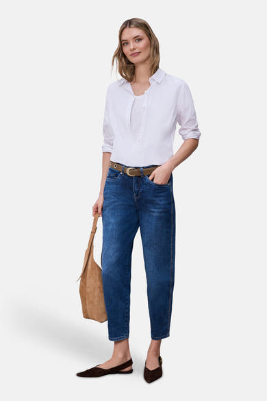 Ceinture cognac par STREET ONE, accessoire de mode avec boucle dorée portée avec un jean bleu foncé et une chemise blanche.