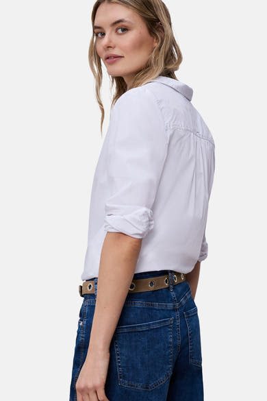 Ceinture cognac de STREET ONE, avec boucle dorée et passants, portée avec une chemise blanche et un jean bleu.