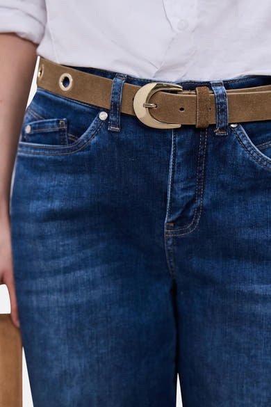 Ceinture cognac de STREET ONE avec boucle dorée, portée avec un jean bleu foncé et une chemise blanche.
