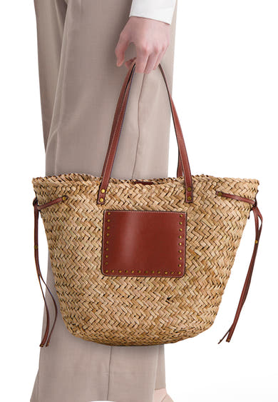 Sac à bandoulière en paille tressée de STREET ONE avec poignées en cuir marron et poche frontale à rivets dorés.