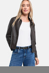 Ceinture multicolore à motif texturé par STREET ONE, portée avec un jean bleu et une veste en cuir noir, vue de face.