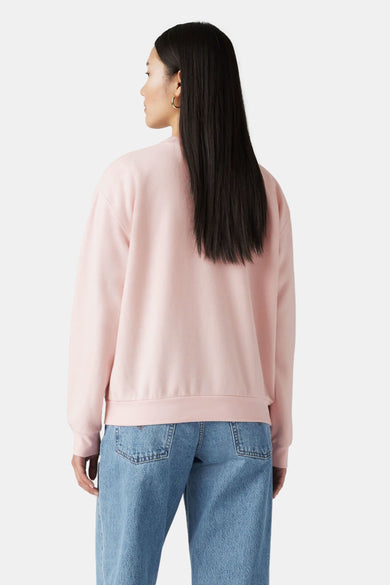Sweat rose de Levi's®, porté avec un jean taille haute, vue de dos.