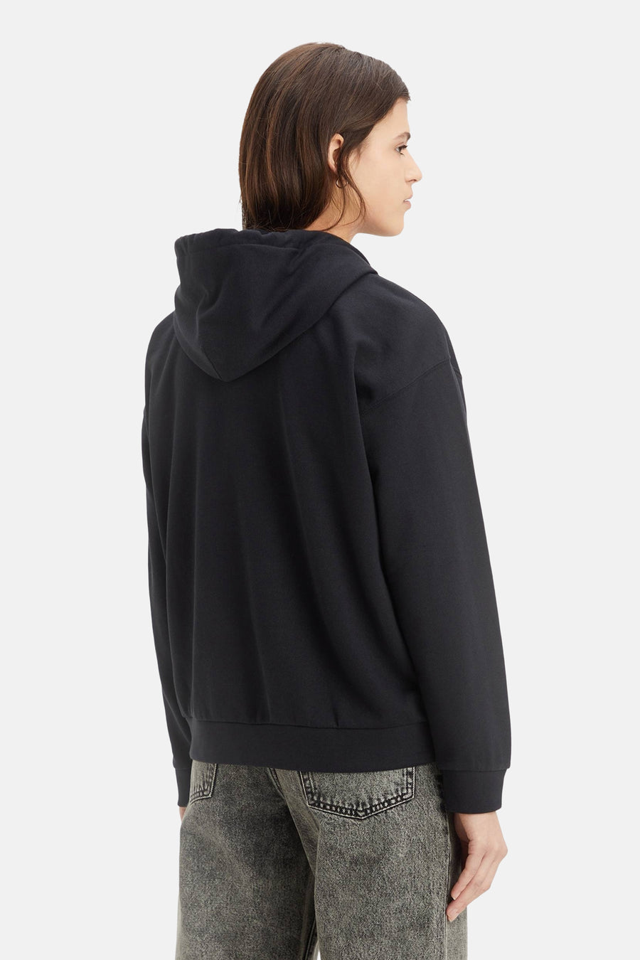 Zwarte hoodie van Levi's, met capuchon en geribde zoom, gedragen met een verbleekte spijkerbroek.