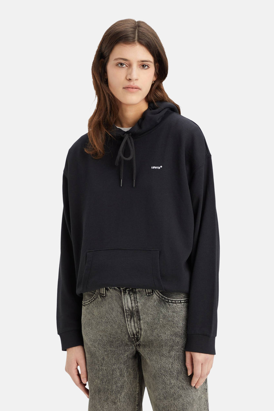 Zwarte hoodie van Levi's, met trekkoord en kangoeroezak over een grijze jeans.